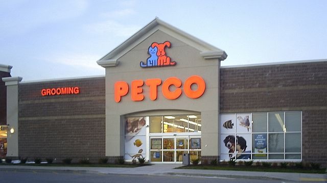 Petco在1月5日宣布已經停售中國製寵物零食，成為全美第一家下架中國寵物零食的寵物零售商。　取自維基百科創用cc