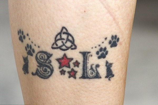 為了表達對貓咪的愛，巴巴麗娜在右腿刺上貓咪名字縮寫。　取自英國《每日郵報》