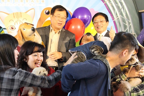 農委會主委陳保基(左上)也是個愛貓人，看到貓咪爬到飼主頭上，大家都笑呵呵。　李娉婷/攝