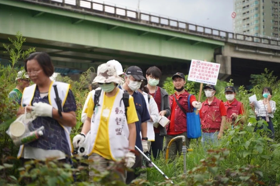 新北市聯合動保團體進行陷阱搜查、清除行動。 新北市動保處/提供