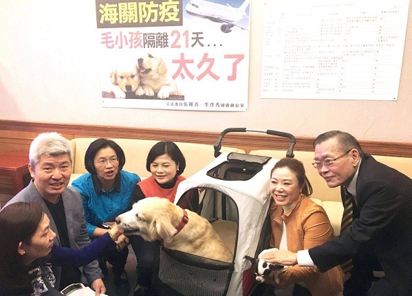 防檢局局長黃㯖昌（右）在張麗善（右三）等立委的  促請下，承諾盡快修改現行檢疫制度，新檢疫制度已於2017年5月5日公告實施。張麗善國會辦公室/提供