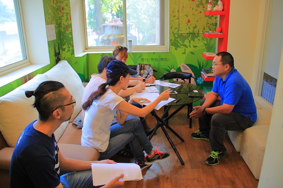 轉運小站舉辦的送養會上，工作人員與申請認養家庭進行面試，幫毛小孩尋找最適合的家庭。 取自 台北市動保處