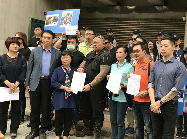 為流浪動物爭取安置處所、替溪州暴力事件找回公道,NOE行動組織今天到立法院請願,由永續會會長陳曼麗委員(左三)、副會長陳學聖委員(左二)出面受理,立委蔡培慧(左)、林昶佐(右)也都到場關切,並同聲譴責暴力。 李月梅/攝