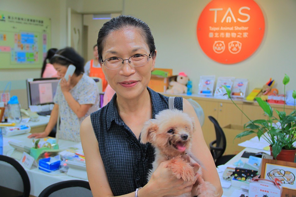 送養會上認養人與毛小孩合照。台北市動保處 提供