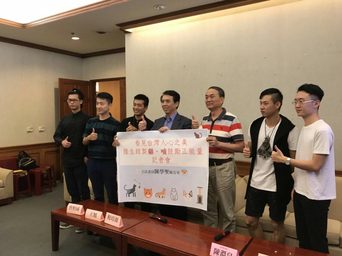 程培源等5位廈門陸生，以猴硐貓村為背景製作公益紀錄片，21日在立法委員陳學聖和新北市動保處處長陳淵泉的陪同下，舉行記者會。 呂幼綸/攝