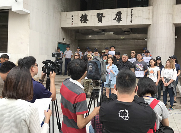 《十二夜》紀錄片導演Raye向媒體說明「謎樣的黑衣人」----NOE行動組織,確實是動保團體。他們身著黑色T恤,是因終年救狗救貓,耐髒的黑衫最合用。 李月梅/攝