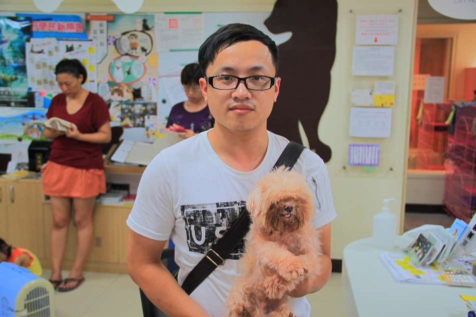 送養會上認養人與毛小孩合照。台北市動保處 提供