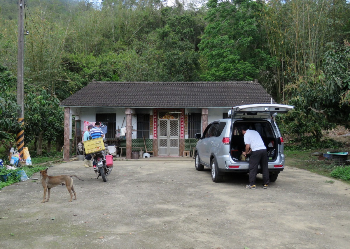 偏遠市郊年輕人口外移，獨居老人很多，圖為台南市動保前往出化區關山里為獨居老人的犬貓施打疫苗。高維奇/攝