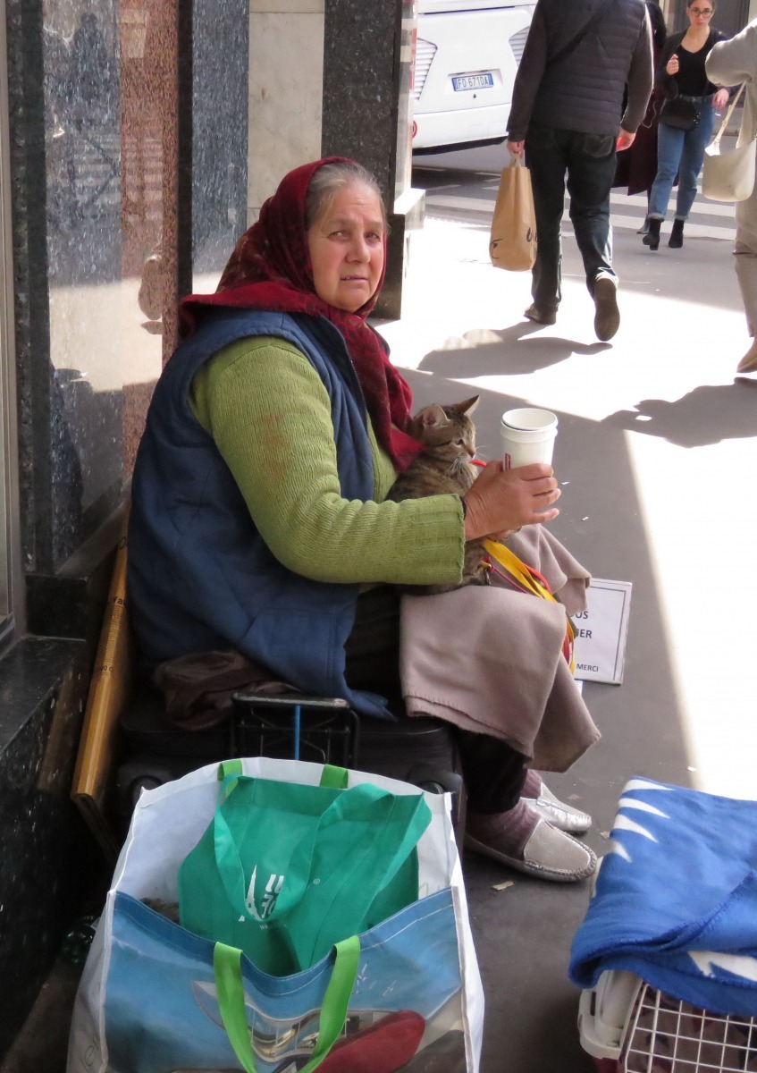 貓是人類精神慰藉不分國籍人種，圖為巴黎街頭的流浪老人。 高維奇/攝