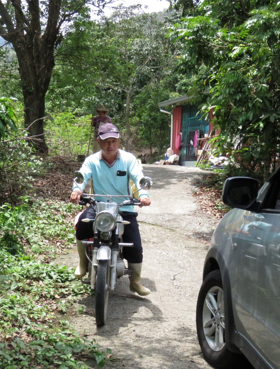 在偏遠市郊防疫，里鄰長協助帶路非常重要。 高維奇/攝