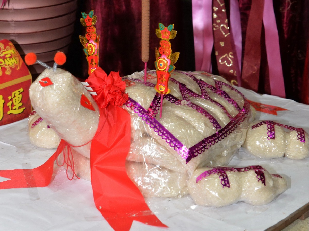 神明聖誕時，信徒到廟祈求平安龜回家供奉後食用保平安。 高維奇/攝