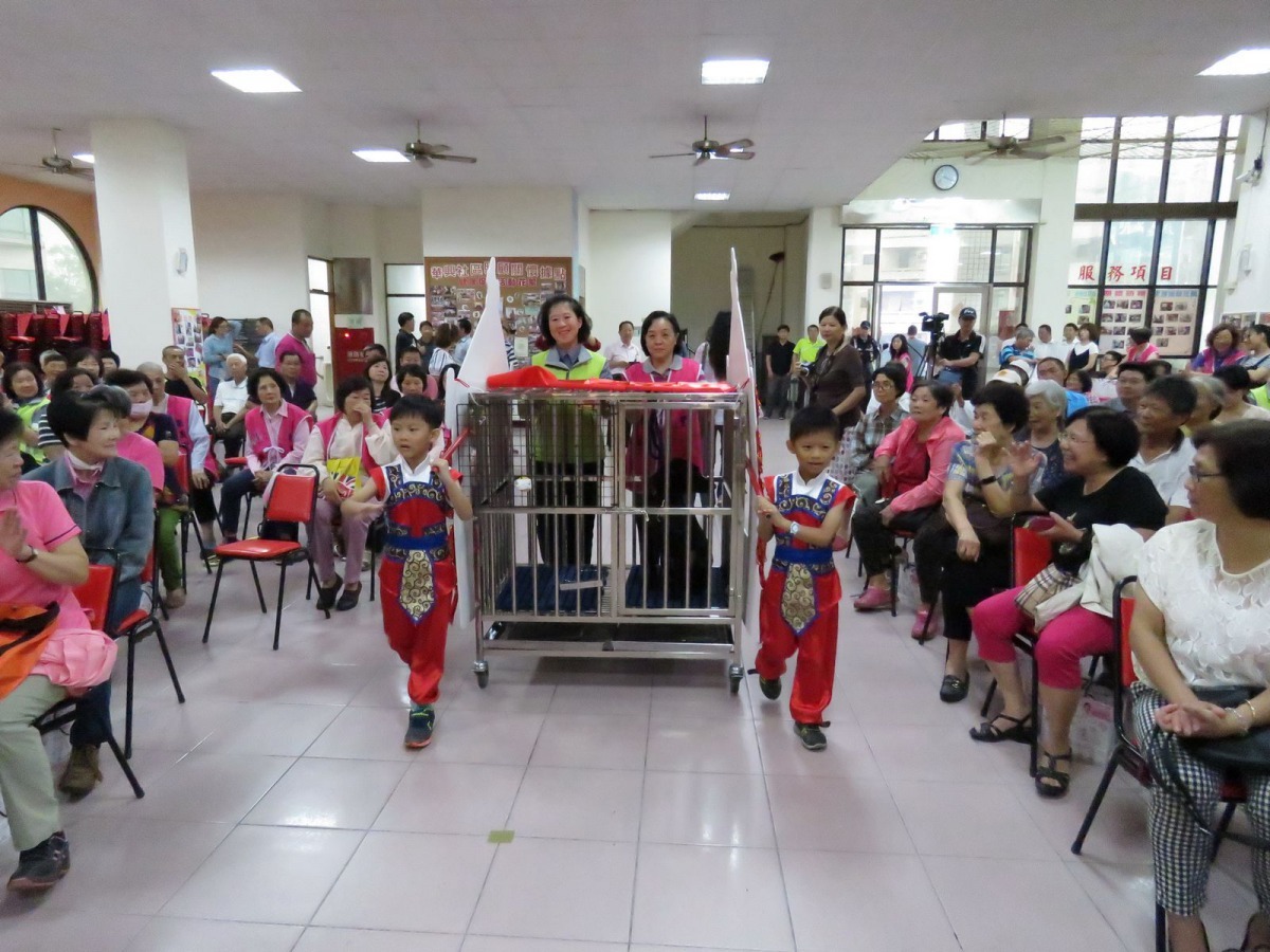 社區工作犬認養活動記者會特別以「迎娶」方式揭開序幕。 高維奇/攝