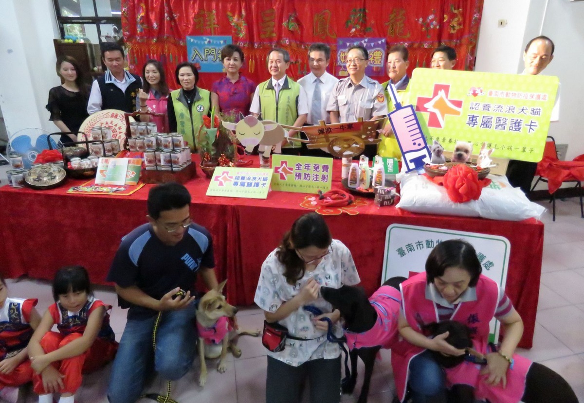 台南市動保處也為3隻狗狗準備豐厚的嫁妝。高維奇/攝