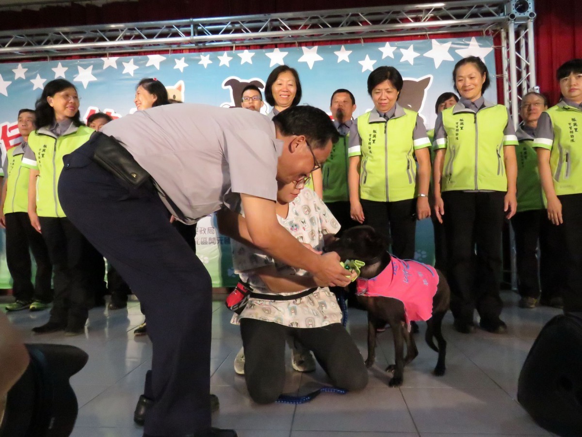 黃光榮分局長為巡守犬咘仔配掛頸圈授證。高維奇/攝