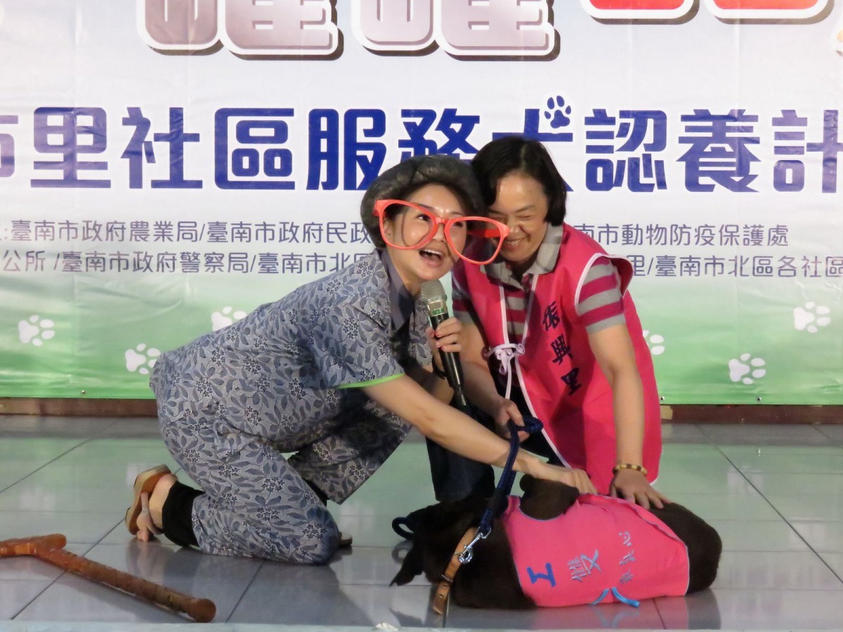 童小云里長客串演出老人陪伴犬短劇。 高維奇/攝