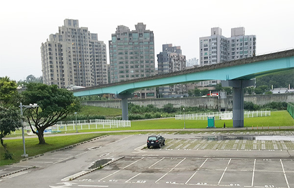 台北市文山區河濱公園的狗活動區,就位於捷運動物園站對面。大狗、小狗活動區相隔一段距離,旁邊就是停車場,交通很方便。呂幼綸/攝
