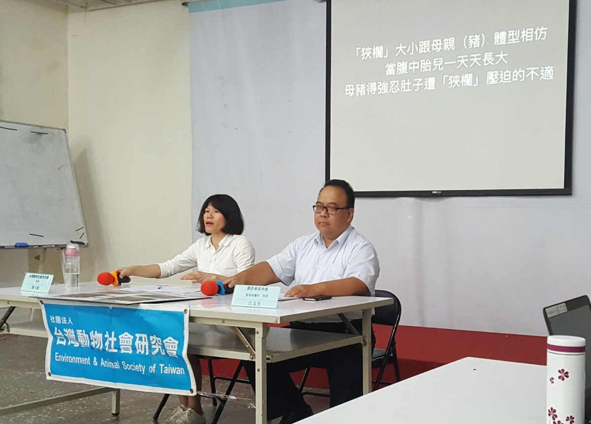 母親節即將來臨，台灣動物社會研究會主任陳玉敏（左）代一群苦命的動物媽媽，向農委會動保科科長江文全請命。  呂幼綸/攝