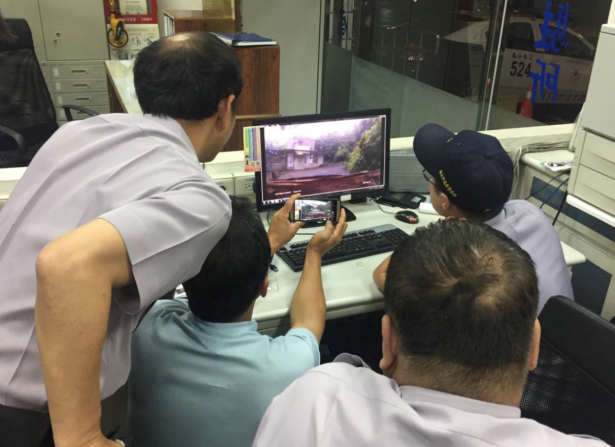 警方調閱監視器畫面，加上民眾提供的行車紀錄器畫面，很快找出載狗棄置的白色貨車，循線找到涉案人。  新北市動保處/提供