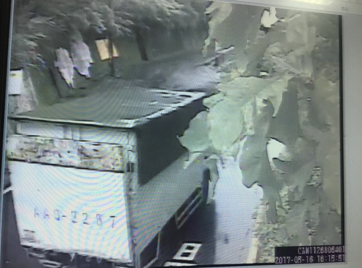 監視器畫面清楚顯示載運狗隻的車輛號碼，因而循線找到租車公司和租用的人。  新北市動保處/提供