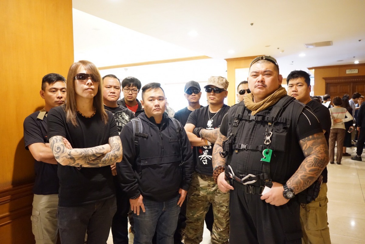 「動物守護者」是由NOE行動組織的成員組成，理事長李榮峰攜部分成員出席記者會。  陳學聖國會辦公室/提供