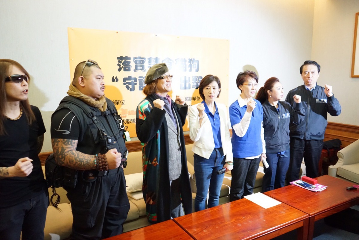 「世界愛犬聯盟」和立法委員黃昭順、陳學聖、王育敏、李彥秀，共同宣布將成立「動物守護者」團隊，協助台灣落實禁食貓狗肉的執法。  陳學聖國會辦公室/提供