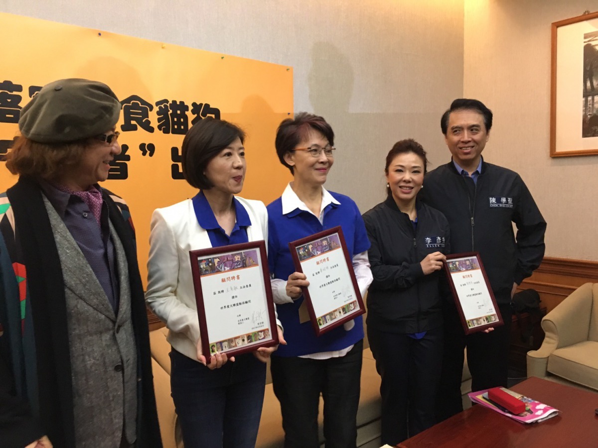 「世界愛犬聯盟」創始人彭宏陵頒贈「動保顧問」聘書，邀請立委後續監督禁食貓狗肉的執法狀況。  陳學聖國會辦公室/提供