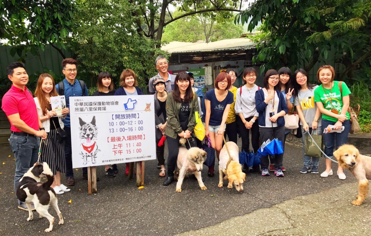 艾鳴網路遊戲及Artinn一起來到保育場做志工。中華民國保護動物協會／提供