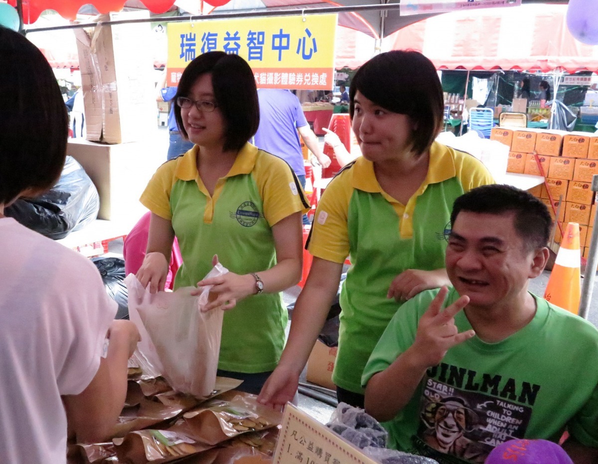 瑞復益智中心攤位義賣寵物零食，去年飼主踴躍購買。蕭士塔/攝