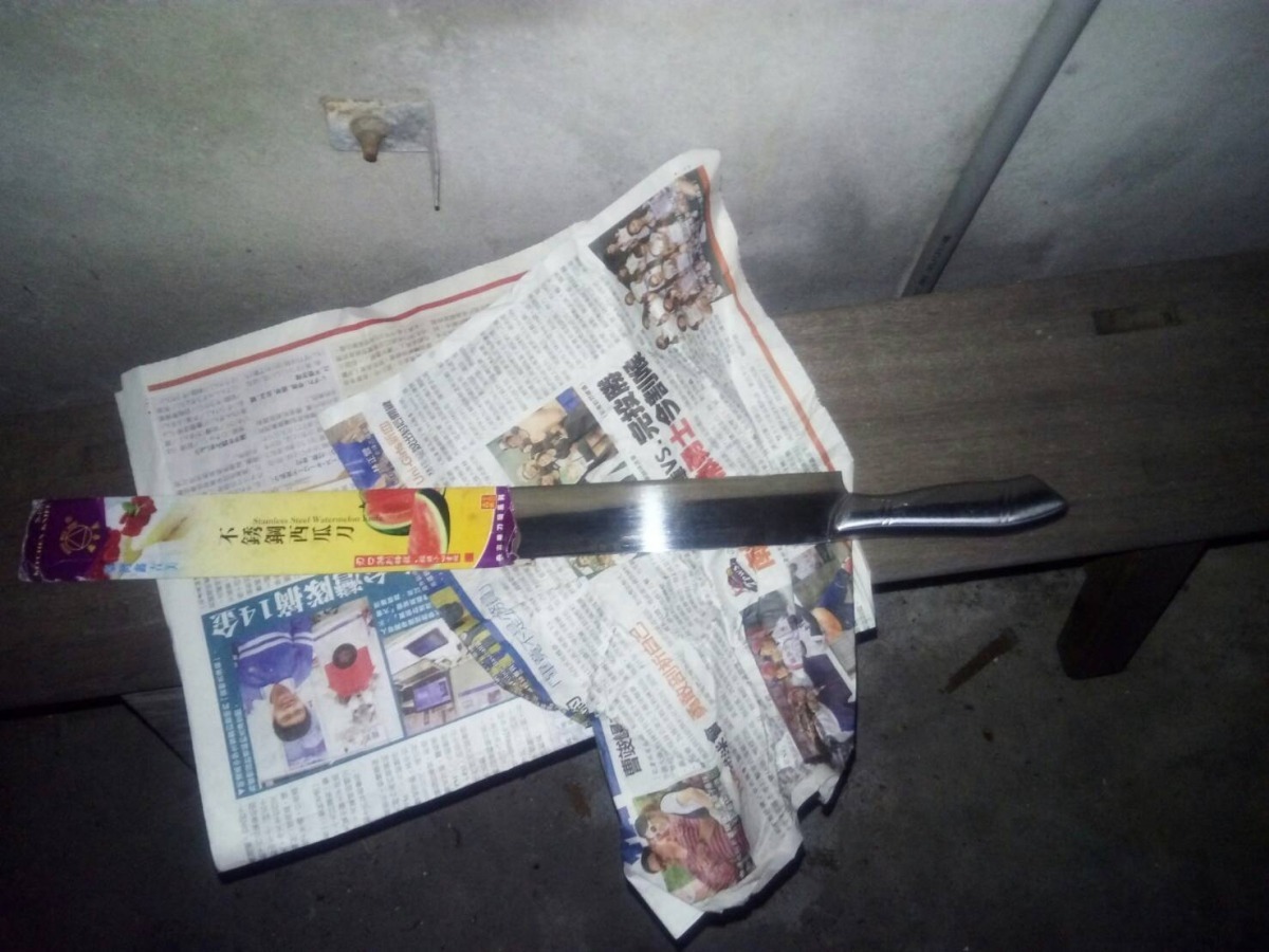 警方從涉案老翁家起出殺害犬隻的西瓜刀。 台南市動保處/提供