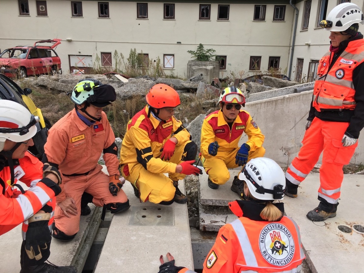 依台灣現行的犬貓輸入檢疫作業辦法規定，台灣很難舉辦國際性賽事及犬隻訓練交流活動，因為領犬員無法接受狗先被隔離檢疫21天。周聰吉/提供