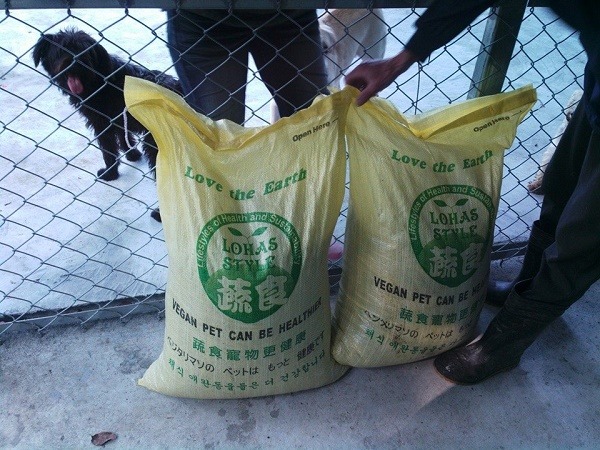 素狗糧是由清海無上師弟子捐贈的「維吉寵物蔬食」。　照生會/提供