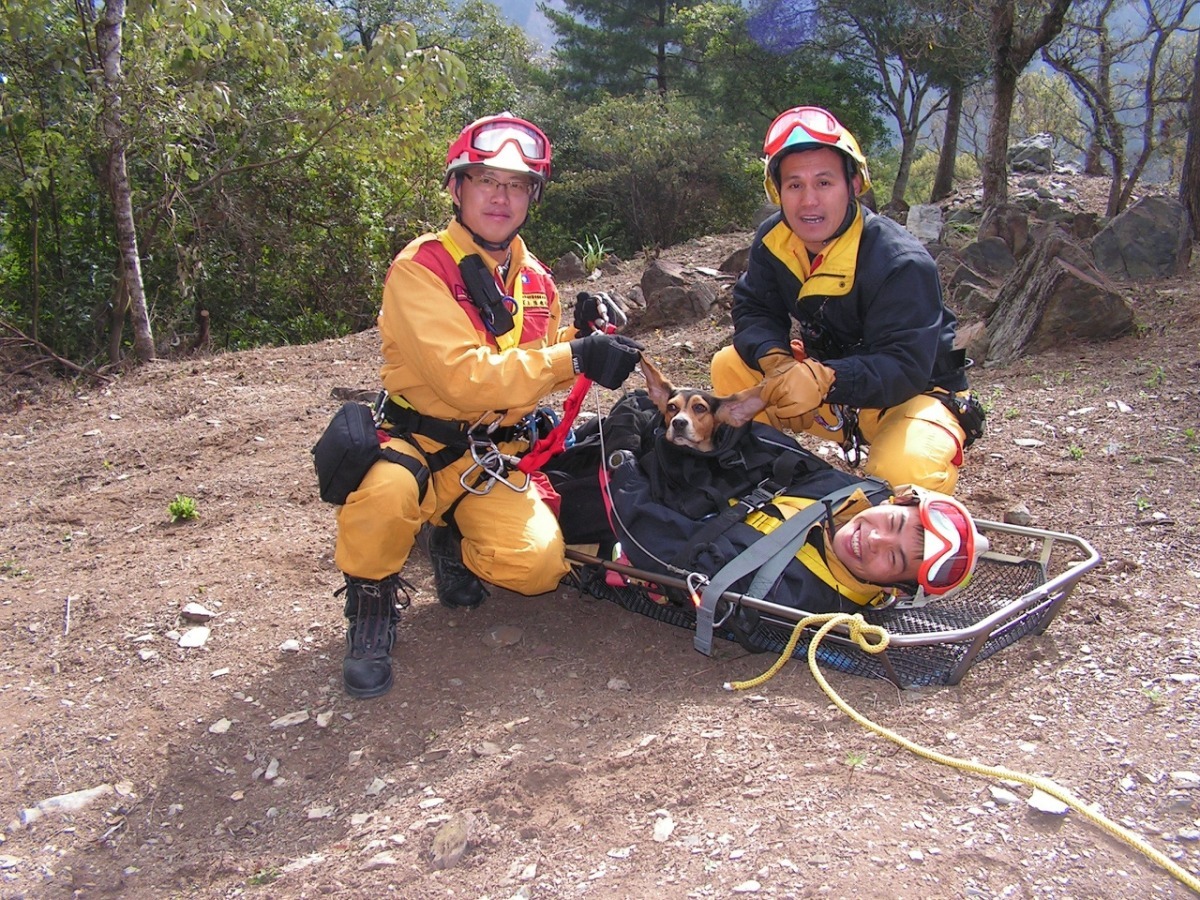 人狗合影留下精彩照片，值為未來回憶與思念的資材。周聰吉/提供