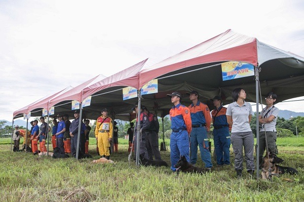 剛落幕的國際搜救犬評鑑是一年一度的盛事，被喻為是訓練師、領犬員和搜救犬對自己的聖戰。  周聰吉/提供