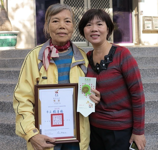 許瑞娟分別於101、103、104年獲頒志願服務銅、銀、金質獎。 蕭士塔/攝    