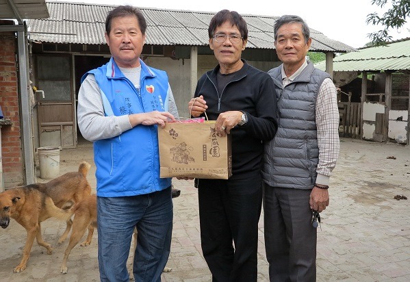 蔡登雲理事長(左)偕同理事蘇清雲(右)帶著特產小禮物到收容所,向黃連發致謝。蕭士塔/攝