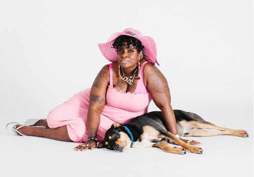  曾被醫師宣判只有6個月壽命的莎朗（Sharon），和從收容所領領的愛犬竇克（Dulk）,洛杉磯。