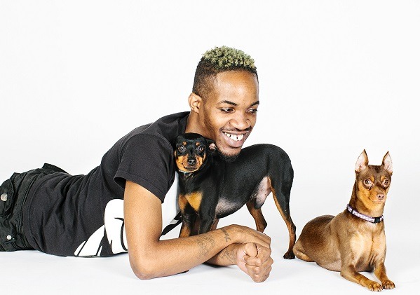 曾經拒絕吃藥的特瑞梅因(Tremaine  )和2隻愛犬 Rockee Balboa及 Madam Russia，紐約。