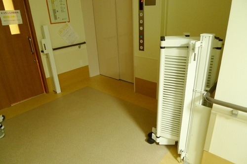 2 樓電梯前設置門欄，除了防止犬貓脫逃，也避免害怕動物的其他住戶與犬貓直接接觸。  取自網路