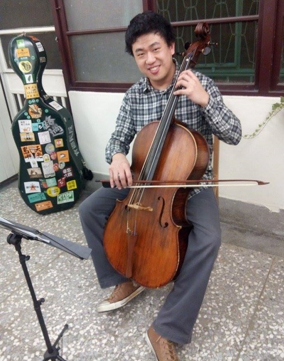 琴盒上滿是年愷關心與參與的政治社會議題貼紙 。