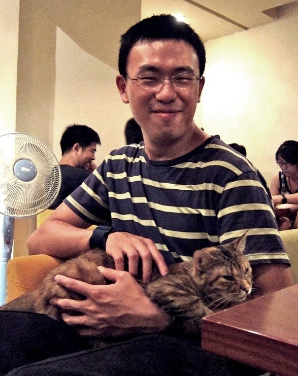 常到貓咖啡館工作的年愷，翻譯之餘不忘享受喵星人的呼嚕攻勢。