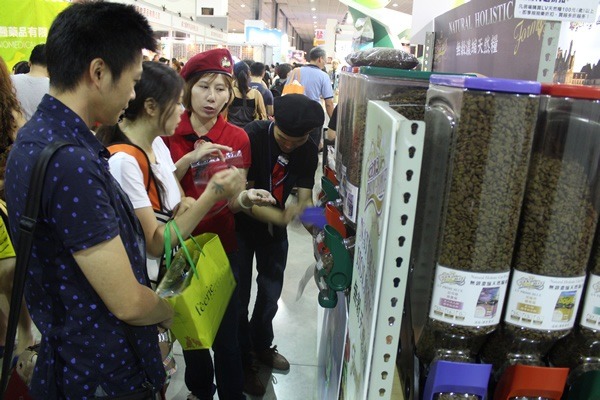 台灣寵物食品業者傾向多品牌發展，斑尼菲旗下就有LV藍帶、LCB藍帶廚坊等多個品牌。  取自網路