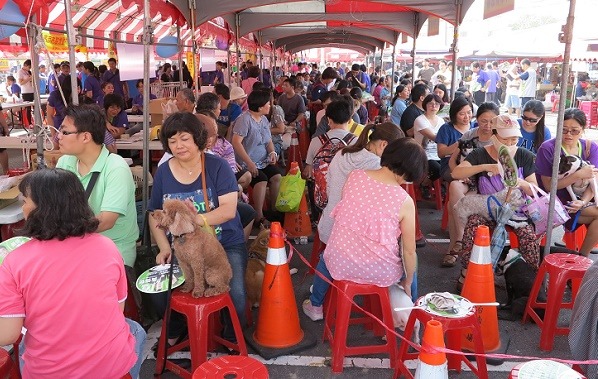 「寶貝犬貓、讓愛飛躍2015」宣導活動，吸引上千名民眾參加。　蕭士塔/攝