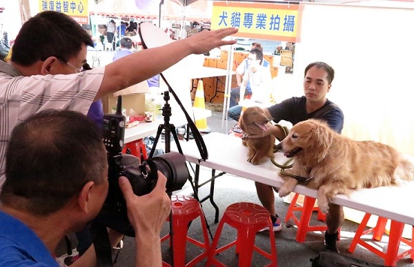 主辦單位委請專業攝影師為飼主拍攝沙龍照，反應熱烈。　蕭士塔/攝