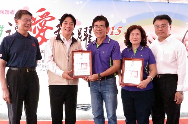 賴清德市長(左二)頒發感謝狀給動保志工黃連發（中）。 蕭士塔/攝