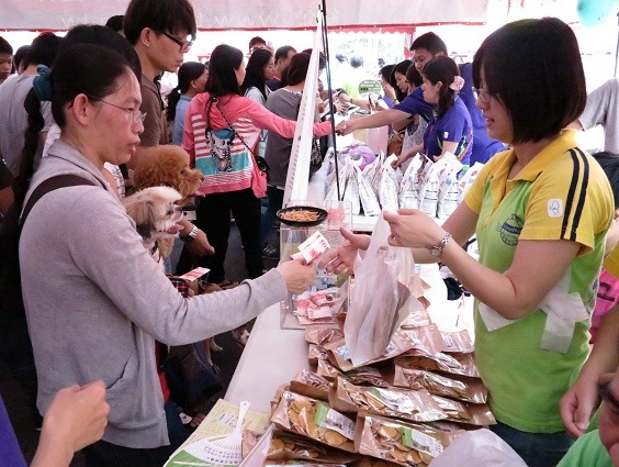 瑞復益智中心義賣寵物零食，購買者非常踴躍。　蕭士塔/攝