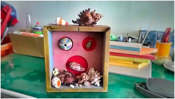 清空海洋垃圾，蔡曜任的垃圾創作～貝殼畫框，用一個像漁船儀表的東西，清空留下木框，清洗晾乾塗顏料，擺上海灘撿的貝殼，噴上亮光漆就完成。 蔡曜任/提供