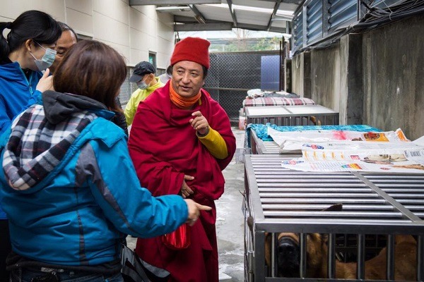 公立收容所的領養大戶赤慶法王，為了阻止零安樂死政策翻盤，發想成立動保黨。取自臉書