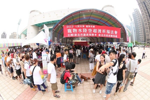 藉著中元民俗，追念家中往生寵物，和祭悼不幸被安樂死的流浪動物，也是一種愛心和有情的表現。    取自周勝考部落格