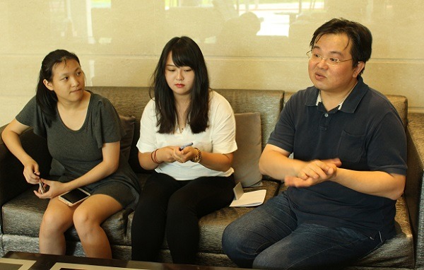 「寵物訪」的成員(右起)David、Maggie和Peggy，在本業之外，以「協助者」的定位投入動保工作。 林欣慧/攝