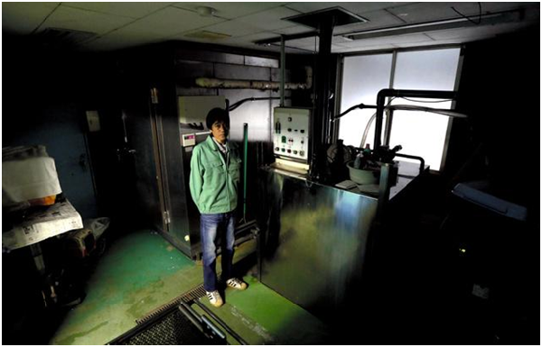 角洋之所長佇立在川崎市立收容所的犬貓安樂室，他希望日本未來不再需要這樣的設備。 取自朝日新聞